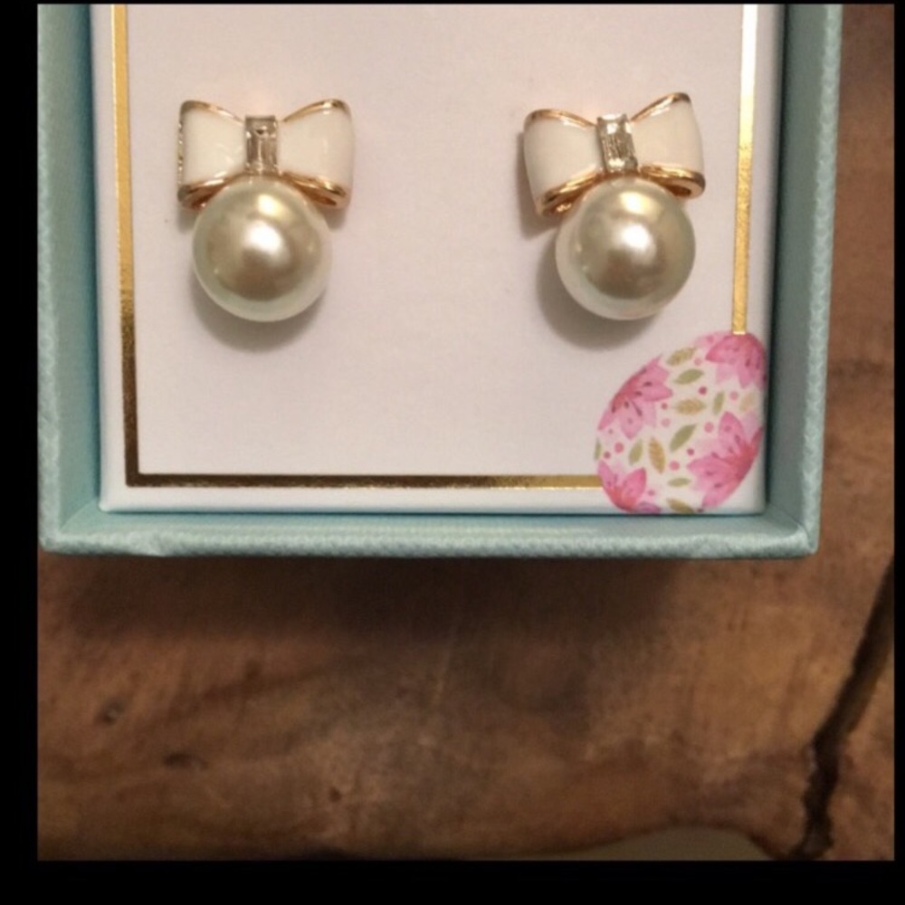 Gorgeous Pearl + Crystal Bow Gold Stud Earrings - Picture 3 of 4